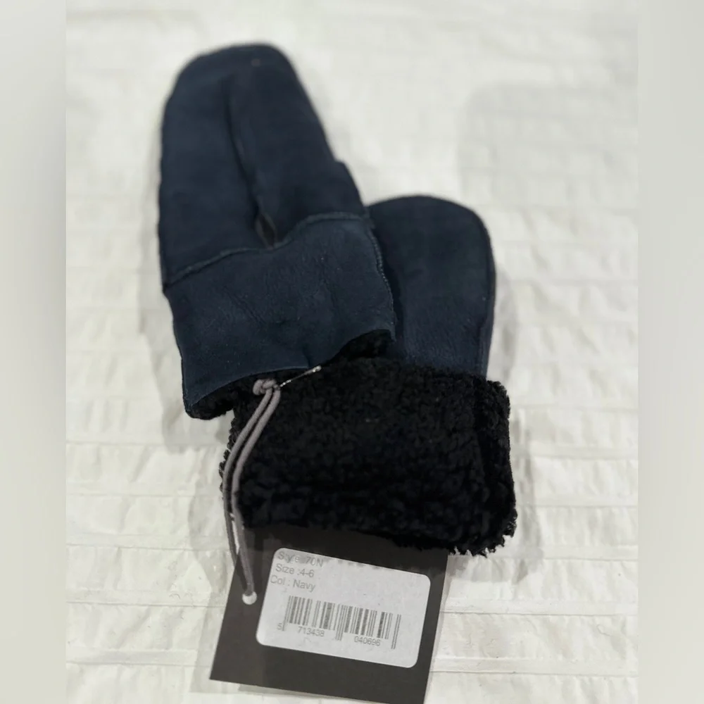 NWT - Navy Sheepskin Mitts - sz 4-6Y